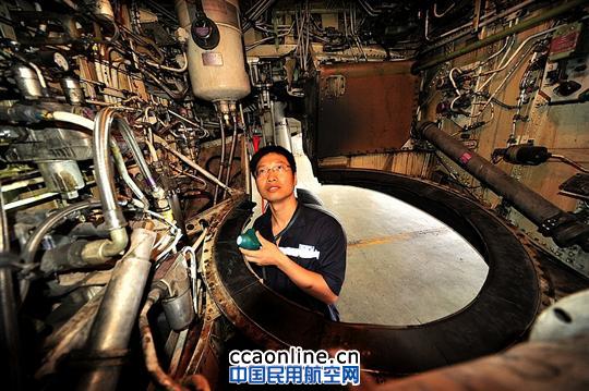 为了获得一丝凉爽  他用嘴向自己的脸上吹气