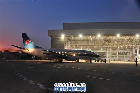 为了获得一丝凉爽  他用嘴向自己的脸上吹气