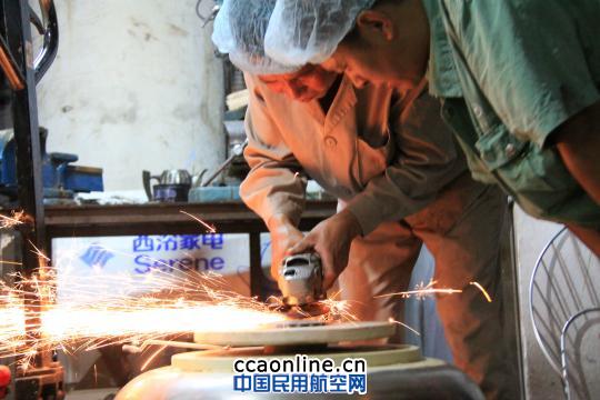 钢铁团队，维护设备，合作保障旺季生产