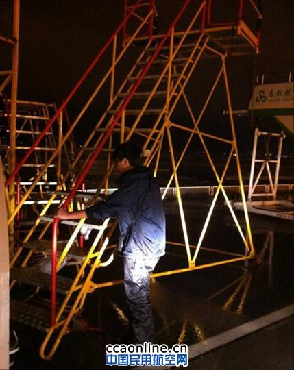 风雨中的机务人