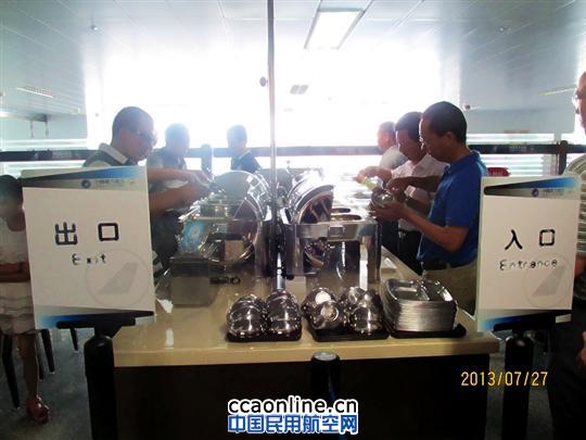 旅客正在就餐区有序就餐 旺季人多不用愁 巧妙利用进出口