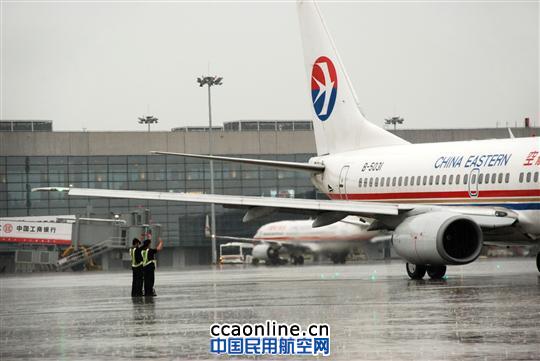 夏日酷暑里的坚守——东航机务人的一天