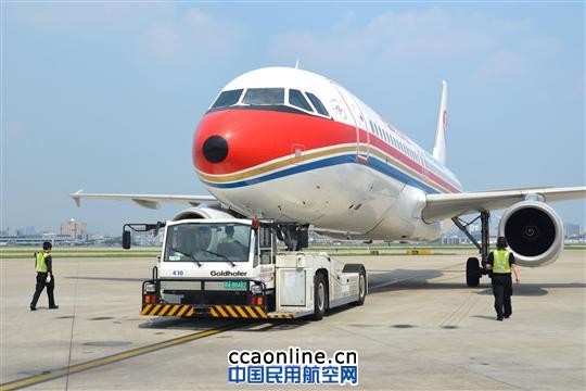 夏日酷暑里的坚守——东航机务人的一天