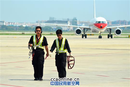 夏日酷暑里的坚守——东航机务人的一天