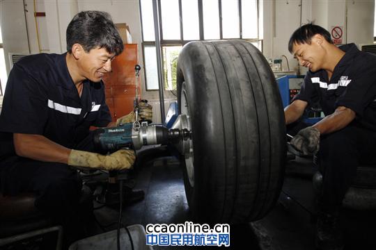 南航新疆机务：大轮组爷们的“精致”范
