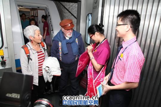 85岁新西兰夫妇首享白云机场72小时过境免签待遇