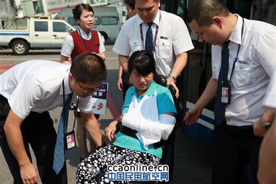 体验式工作人员高温下机坪服务担架旅客 国航重庆f分公司启动机关人员到一线体验式工作