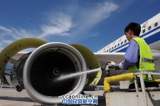 Ameco员工为国航飞机发动机“洗澡”