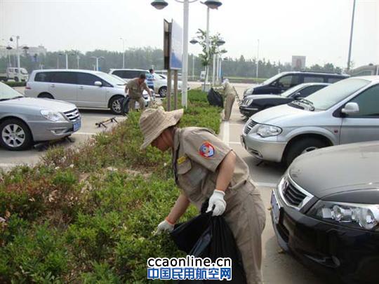 青岛机场物业公司保洁员冒酷暑保清洁