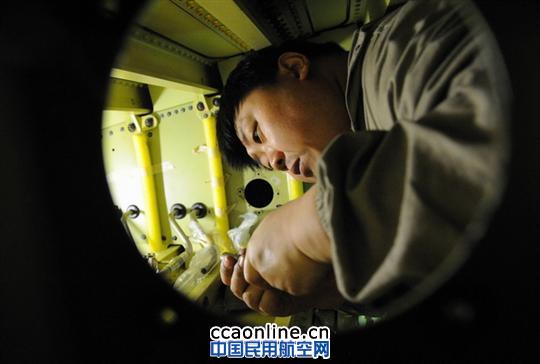 寻找陌生岗位：：飞机油箱修理