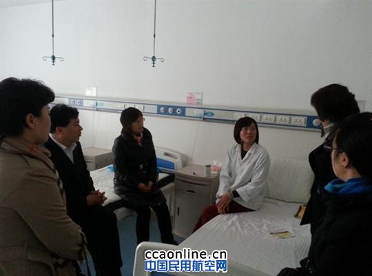 东航山东工会和客舱部领导看望济南生病乘务员