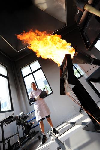 实验室里的赤焰青春