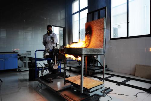 实验室里的赤焰青春