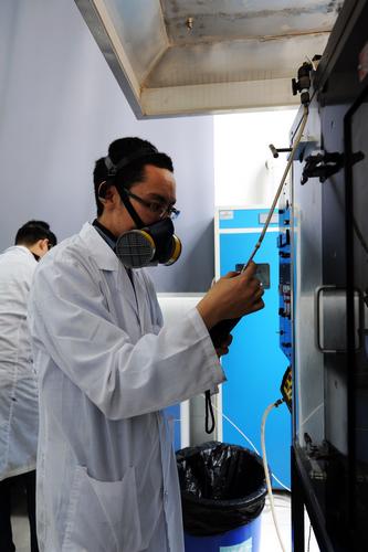 实验室里的赤焰青春