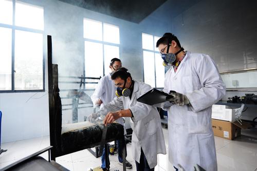 实验室里的赤焰青春