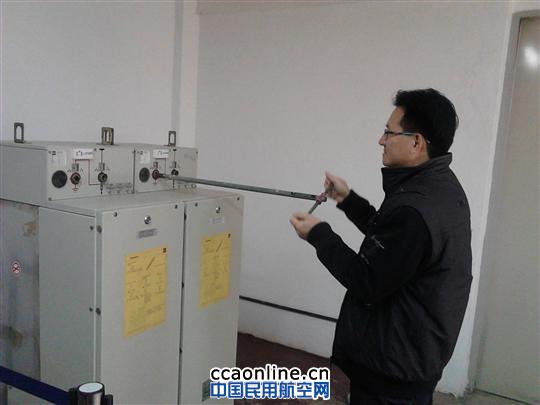 珠海空管站后勤职工正在调整供电设备 珠海空管站协助气象局完成供电改造