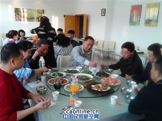 珠海空管站职工食堂办别样年夜饭