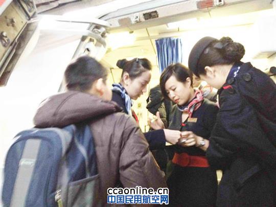 为无人陪伴儿童旅客办理地面和空中服务交接保障服务。 回家路上东航北京地服贴心相伴