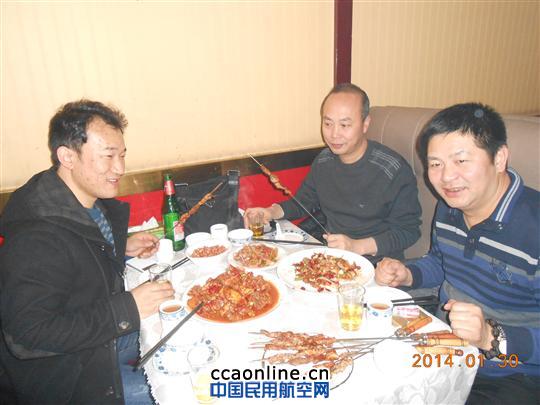 保春运 东航西北机务人除夕夜坚守乌鲁木齐