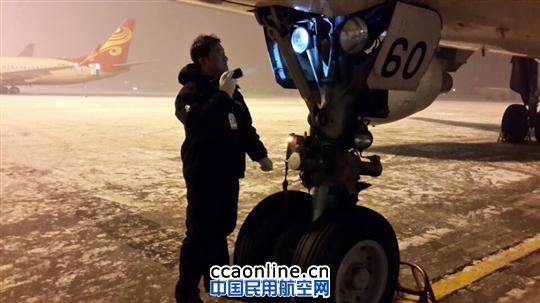 保春运 东航西北机务人除夕夜坚守乌鲁木齐