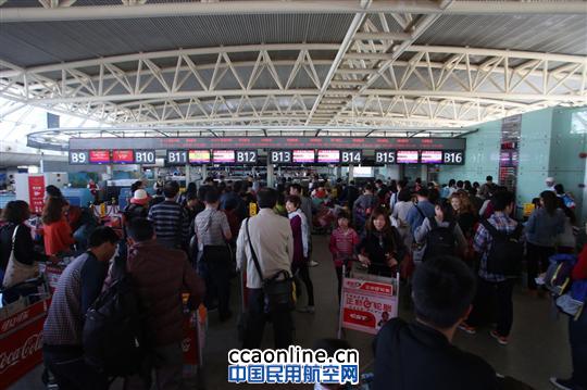 春运期间候机楼内人头攒动 春节黄金周 三亚机场连续刷新客流记录