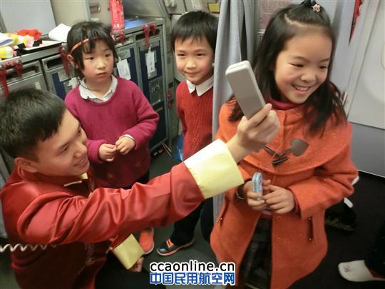 小朋友们在机上参加答题活动 春节吉祥航空开展空中特色活动 为旅客送祝福