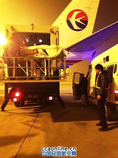 东航北京旅服员工深夜保障担架旅客进港