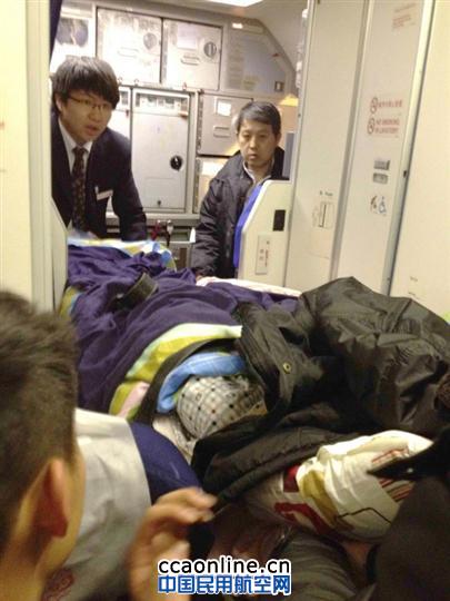 东航北京旅服员工深夜保障担架旅客进港