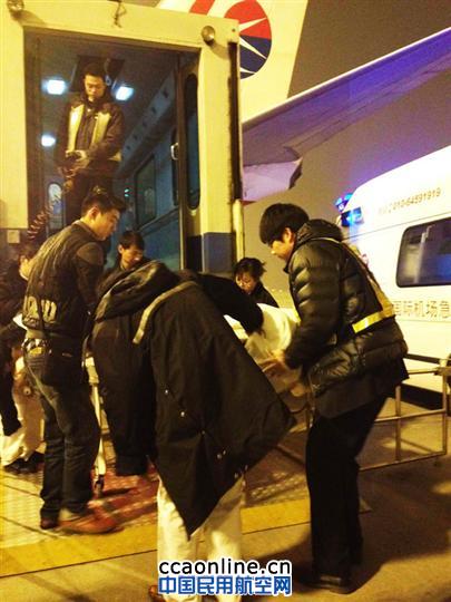 东航北京旅服员工深夜保障担架旅客进港