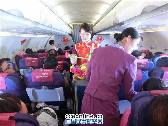 乘务员在客舱内为旅客送上礼物4 吉祥航空开展当汤圆遇上玫瑰情人节空中特色活动