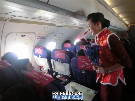 乘务员在客舱内为旅客送上礼物2 吉祥航空开展当汤圆遇上玫瑰情人节空中特色活动