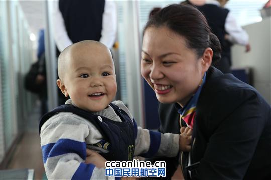 阿克苏男童食道烧伤 南航捐助小米拉赴京治疗