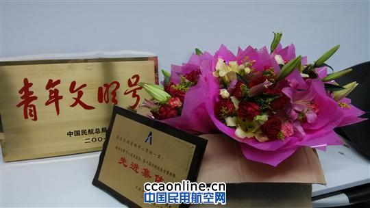 美丽的管管 绽放的玫瑰 空管的骄傲