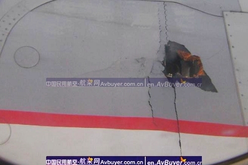 国航北京至昆明航班机翼穿孔紧急迫降首都机场