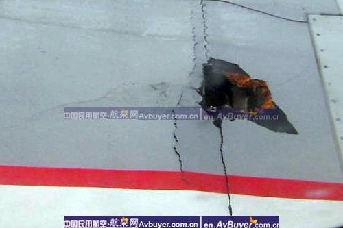 国航北京至昆明航班机翼穿孔紧急迫降首都机场