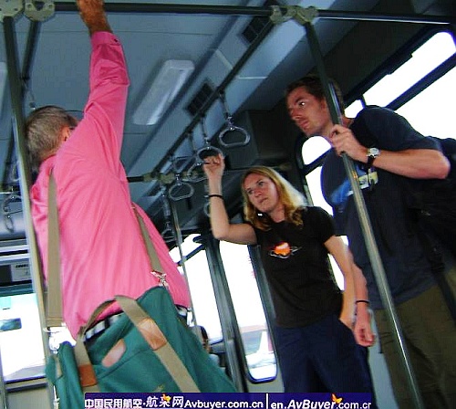 国航北京至昆明航班机翼穿孔紧急迫降首都机场