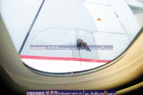 国航北京至昆明航班机翼穿孔紧急迫降首都机场