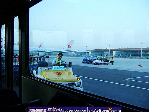 国航北京至昆明航班机翼穿孔紧急迫降首都机场