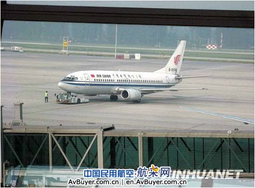 首都机场一架国航飞机起落架故障被迫停飞