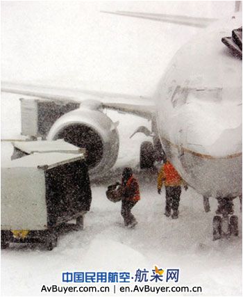 国泰航班延迟6时折腾逾300乘客 空姐态度恶劣