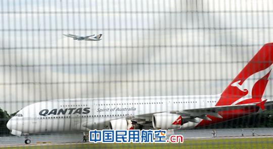 澳洲航空A380航班QF32飞行途中引擎爆炸迫降