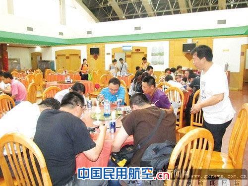 从南宁飞往成都的国航CA4328航班因为延误了5个多小时不起飞,有32名乘客拒绝登机,并要求航空公司做出解释 其他航空公司照飞 国航航班延误5小时遭质疑