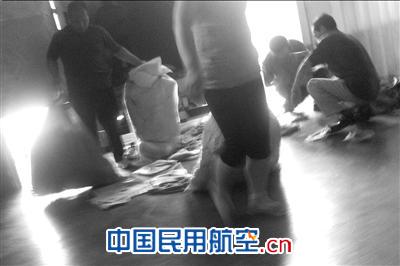 南航被曝大量飞机毛毯未清洗直接再使用