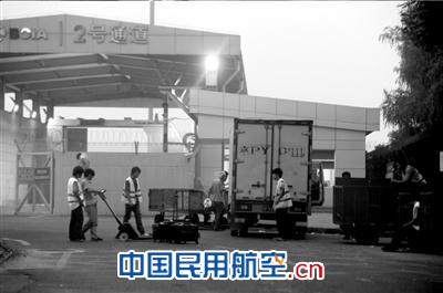 南航被曝大量飞机毛毯未清洗直接再使用