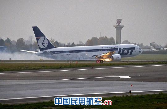 波兰航空波音767客机起落架故障成功迫降