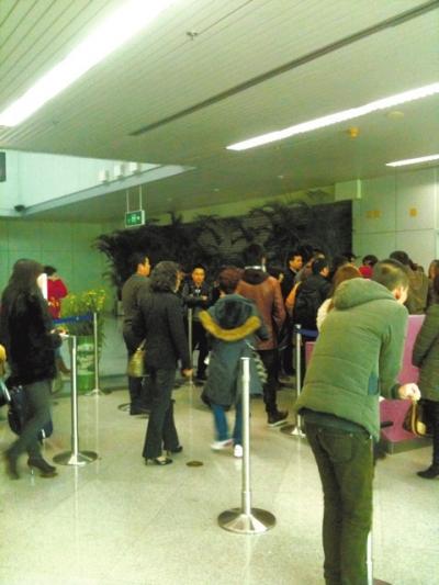 港龙航空飞机故障 近300名旅客滞留超8小时