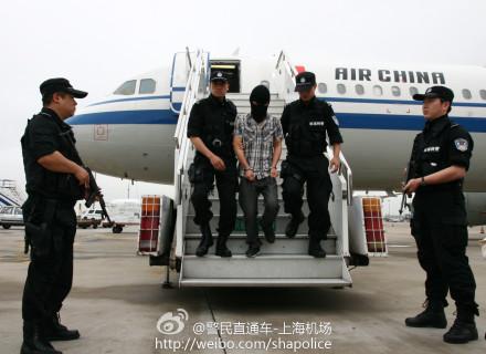 航班“诈弹”是模仿游戏恶作剧  嫌犯被押解回沪