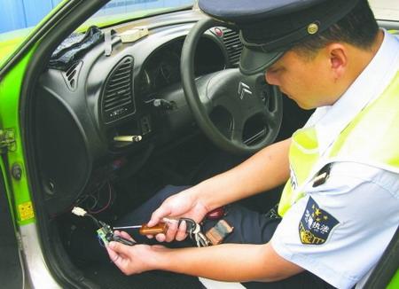 双流机场一上午查17辆违规出租 4辆计价器动手脚