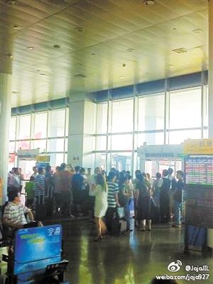 航班延误 深圳机场工作人员:“你可以不坐啊”