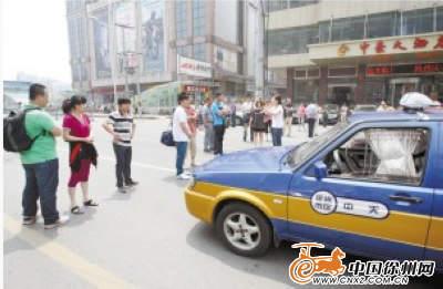 川航飞机故障滞留20小时 乘客情绪激动上路拦车